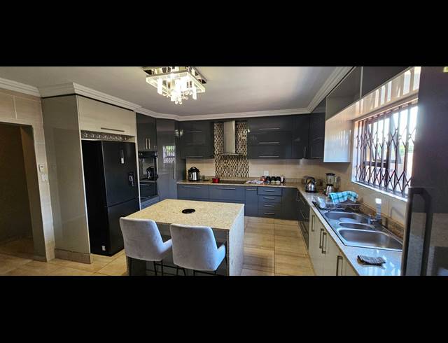 5 BEDROOM HOUSE FOR SALE IN SERALA VIEW